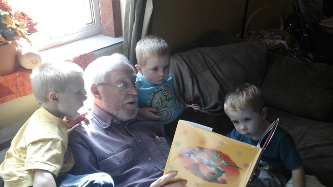 Marice Travillian reading to his great grandchildren